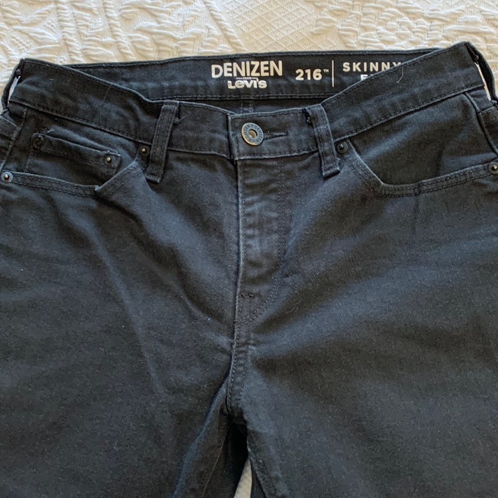 Denzien from Levi’s Black Jeans. 216 Skinny Fit. Size 30x32”.